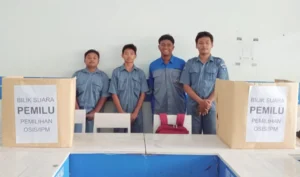 Siswa SMK Muda Genteng Siapkan Alat Peraga Pemilu