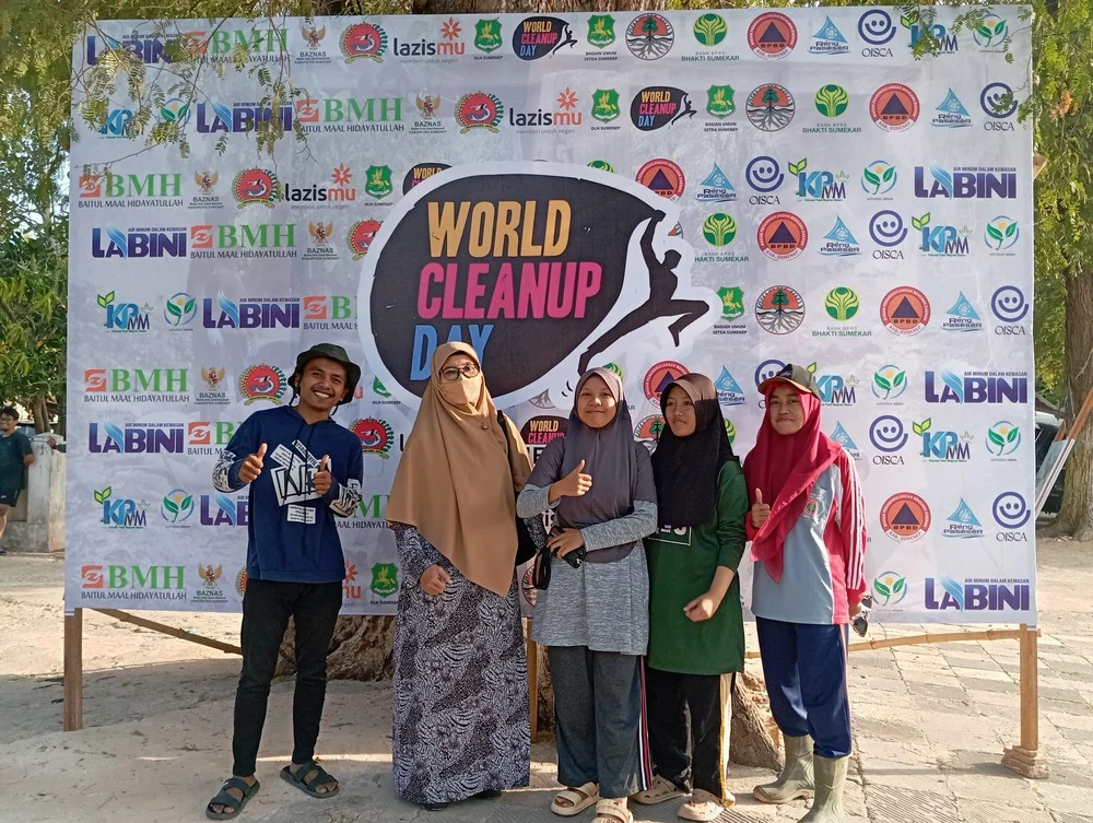 Lazismu, PCA, dan PCNA Ambunten Turun Tangan di World Cleanup Day Sumenep 2024