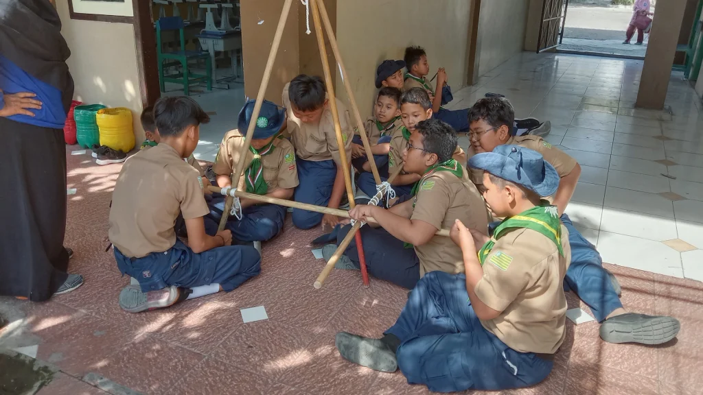 Qobilah HW Sekolah Terampil SD Muhammadiyah 1 Kota Blitar Buat Pionering Kaki Tiga