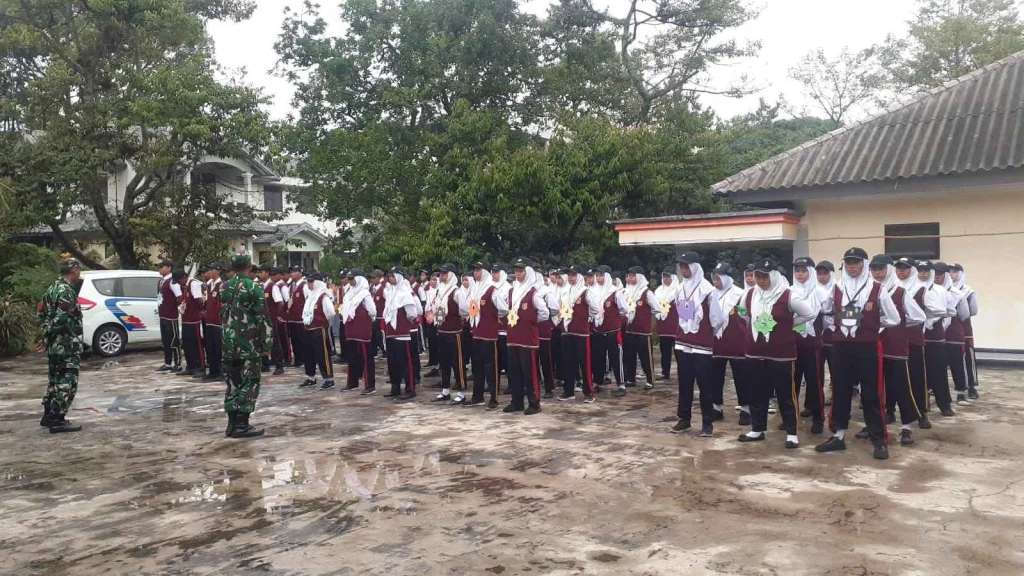 Babinsa Koramil Krian Berikan Pelatihan PBB di Kegiatan LDKS SMK Pemuda Krian