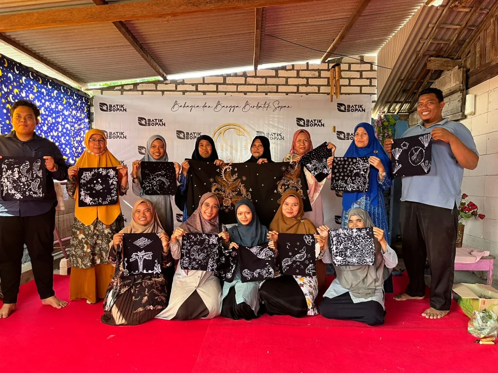 Tim P5RA Mamsaka Praktik Membatik di Rumah Batik Sopan