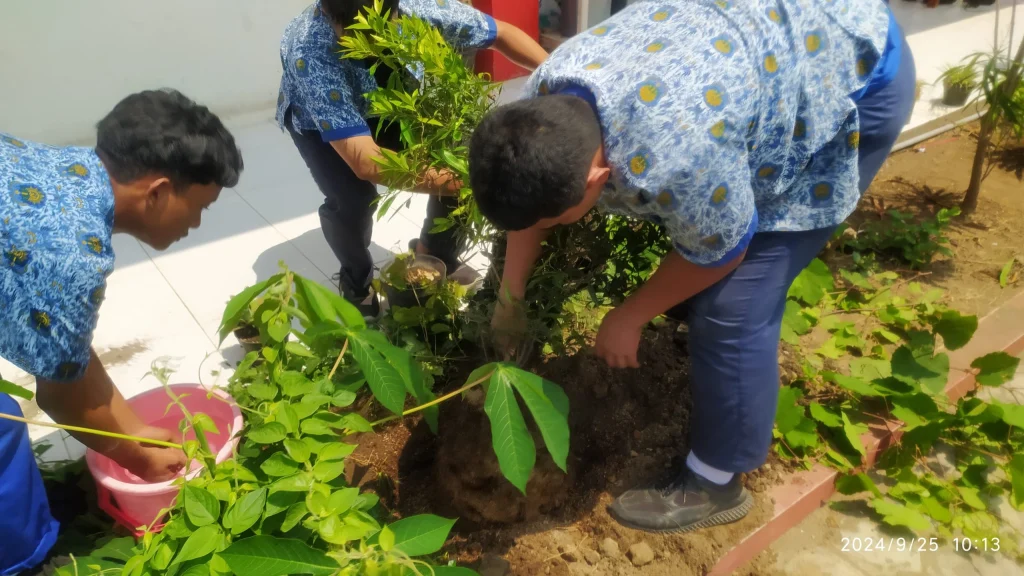 PMI Kota Blitar Hibahkan 4 Tanaman ke SMP Muhammadiyah 1 Blitar