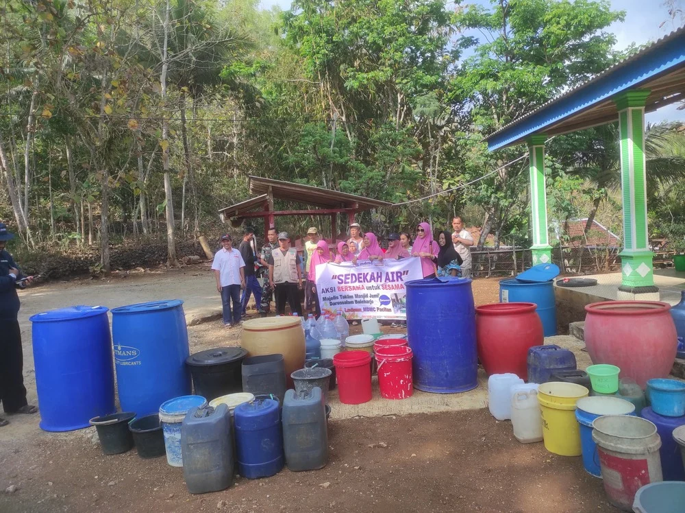 Gandeng Lazismu, Majelis Taklim Masjid Jami’ Baleharjo Salurkan Air Bersih ke Wilayah Kekeringan di Pacitan