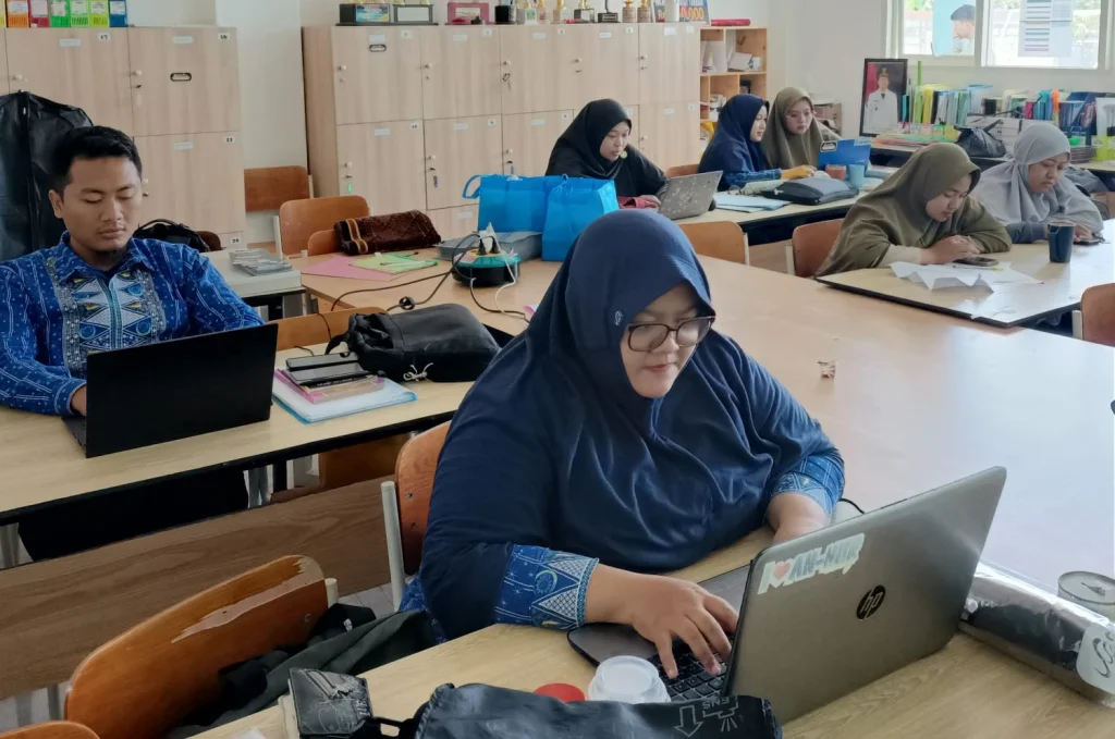 Guru SMP Muhammadiyah 9 Tanggulangin Boarding School Adakan Pelatihan Kepenulisan