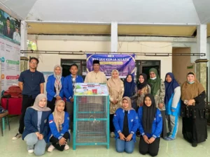 Peduli Kebersihan, Mahasiswa KKN UMG Berikan Bak Sampah kepada Warga Desa Giri Kabupaten Gresik