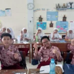 Murid Sekolah Sehat SD Muhammadiyah 1 Blitar Diberikan Obat Cacing