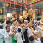 Semarak Maulid Nabi dengan Berkisah dan Tukar Kado ala Sekolah Kreatif Baratajaya