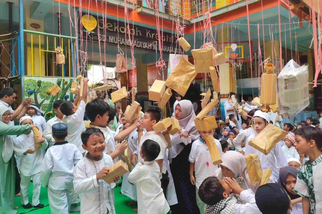 Semarak Maulid Nabi dengan Berkisah dan Tukar Kado ala Sekolah Kreatif Baratajaya