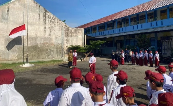 Tak Lupakan Sejarah, SD Muhammadiyah Plus Kota Probolinggo Kibarkan Bendera Setengah Tiang