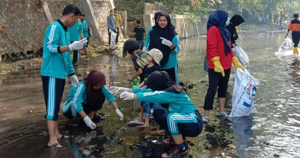 SMK Kesehatan Muhammadiyah Blitar Turut Serta dalam Aksi Resik Kali Blitar City