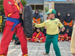 Pesilat Cilik Unjuk Kebolehan saat Latihan Gabungan Tapak Suci di SD Muhammadiyah 2 Dukun