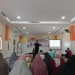 Ustadz dan Ustadzah Tersenyum Saat Menulis Berita