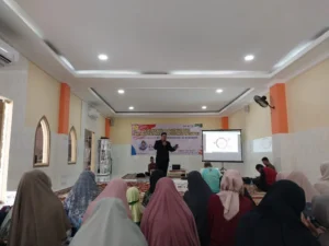 Ustadz dan Ustadzah Tersenyum Saat Menulis Berita
