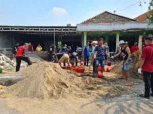 Warga PRM Kedondong Tulangan Kerja Bakti Mendirikan Musholla Baru