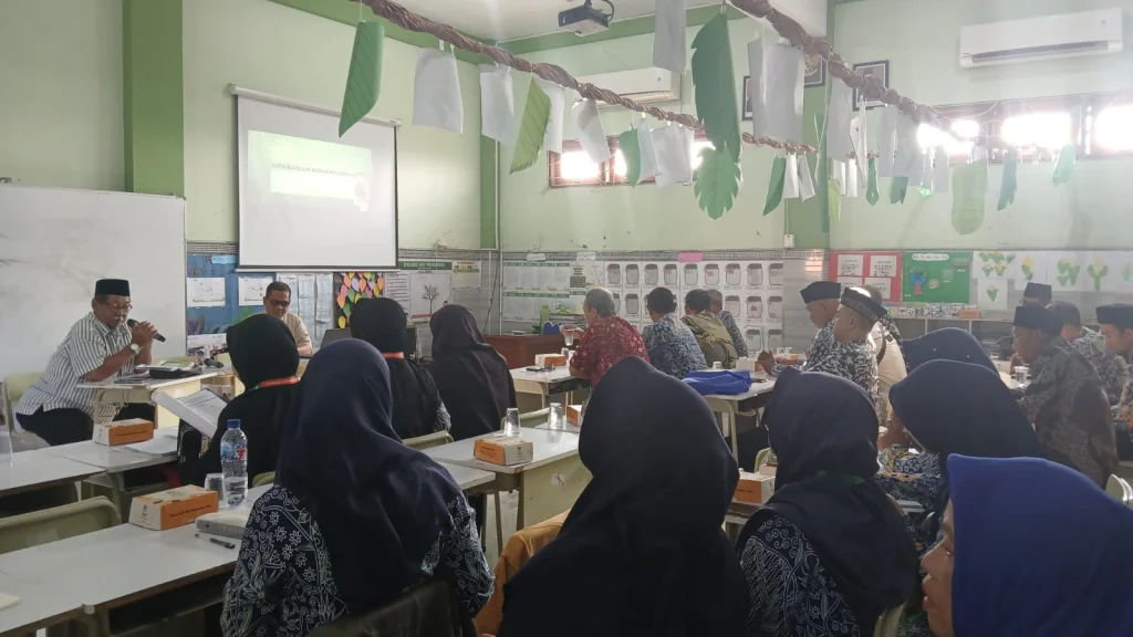 Mengenal Lebih Dekat Kepribadian Muhammadiyah dalam Pembinaan Guru dan Karyawan SD Almadany