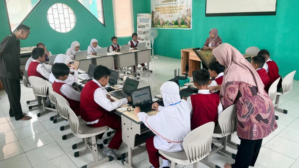 Murid Islamic School SD Muhammadiyah Kota Blitar Laksanakan ANBK Menggunakan Chromebook