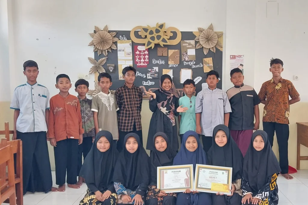 Inovasi Literasi Sastra: Siswa Kelas 7 SMP Muhammadiyah 8 Palang Modifikasi Mading dengan Dinamo dan Elemen Pop-up
