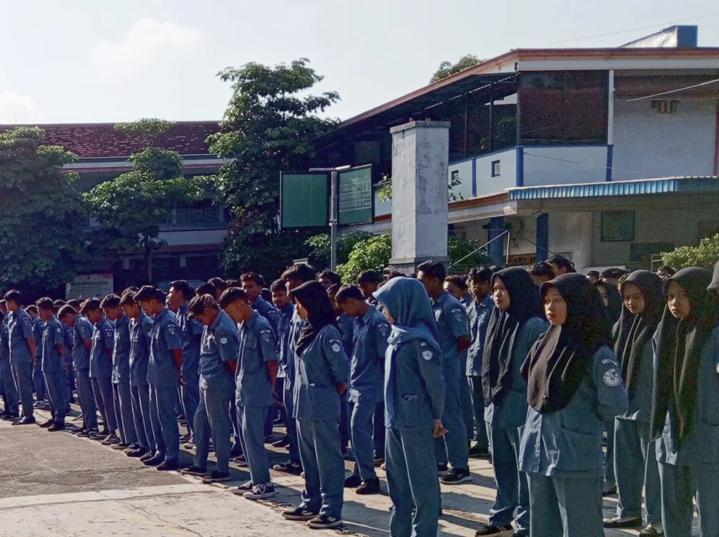Gelar Upacara Peringatan Sumpah Pemuda, Kepala SMK Muda Genteng Pesankan Ini