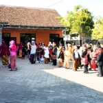 Guru dan Siswa SD Mulan Kompak Kenakan Baju Adat Saat Upacara Peringatan Hari Sumpah Pemuda