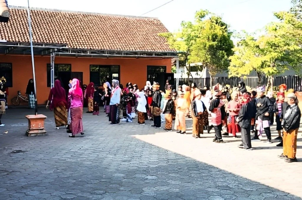 Guru dan Siswa SD Mulan Kompak Kenakan Baju Adat Saat Upacara Peringatan Hari Sumpah Pemuda