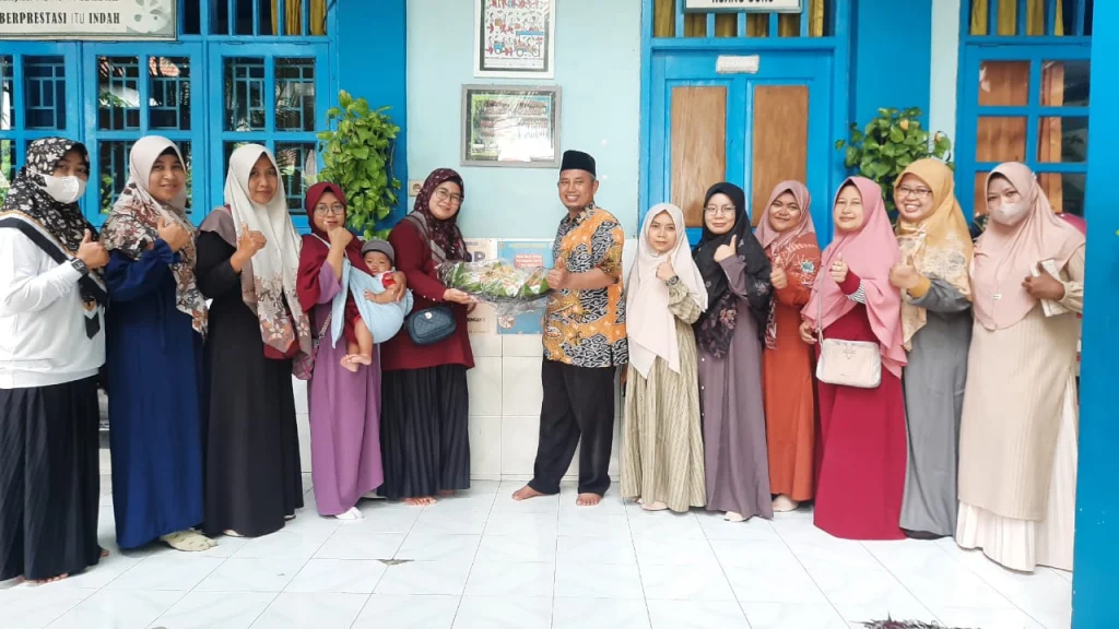 Siswa dan Wali Murid SD Muhammadiyah Wringinanom Beri Penghormatan kepada Guru