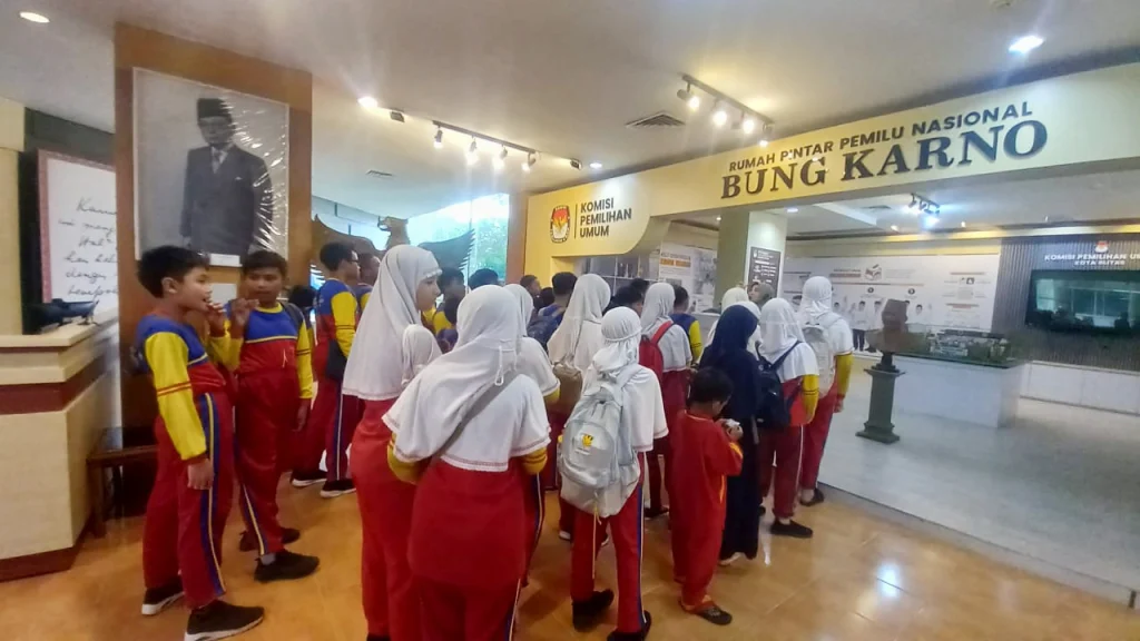 Antusiasme Siswa SD Muhammadiyah Kota Blitar dalam Belajar Sejarah di Perpustakaan Bung Karno