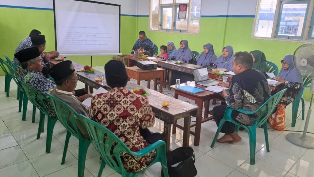Rapat Perdana Kepala Baru MTs Muhsix Bahas Visi dan Misi Madrasah