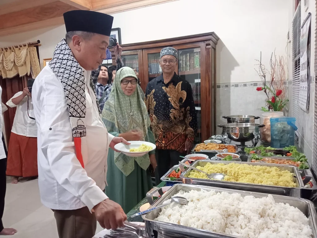 UBN Nikmati Sego Muduk dalam Jamuan Makan Malam di Ponpes Al-Ishlah Sendangagung