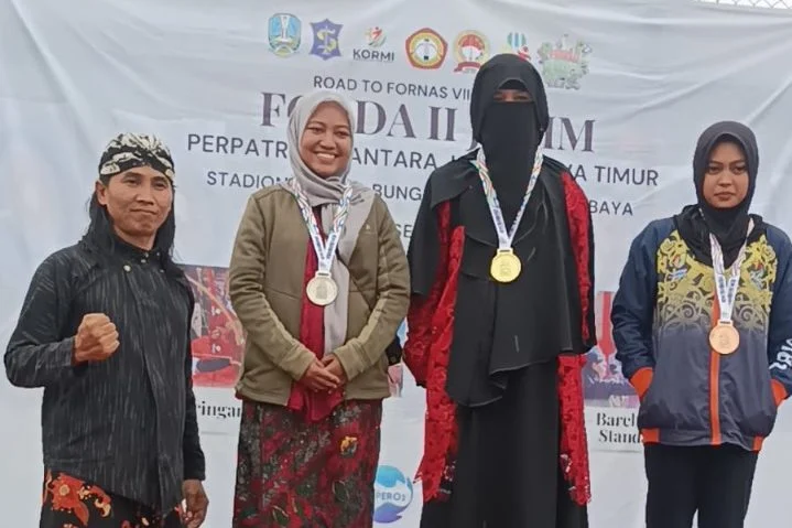 Guru Bahasa Madura SD Muhammadiyah 1 Bangkalan Raih Emas Jemparing Putri FORDA II Jatim 2024