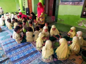 Siswa TK Aisyiyah 09 Sidayu Belajar Membuat Bonggolan Makanan Khas Sidayu