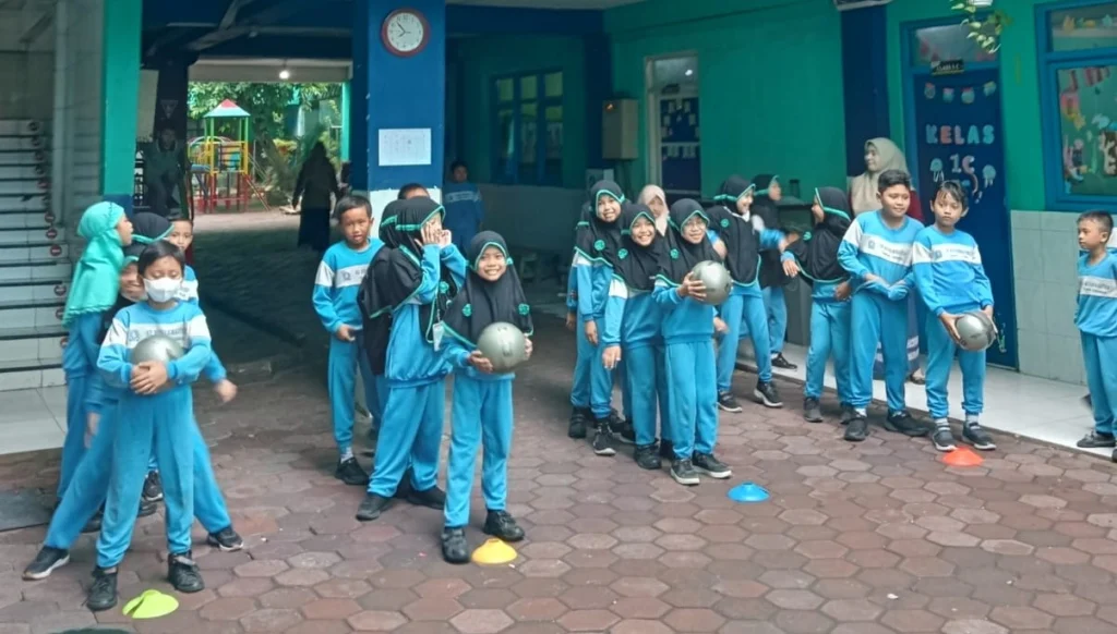 Keseruan Siswa Kelas 3 SD Mumtaz Bermain Gerak Manipulatif pada Sumatif Akhir Semester 1