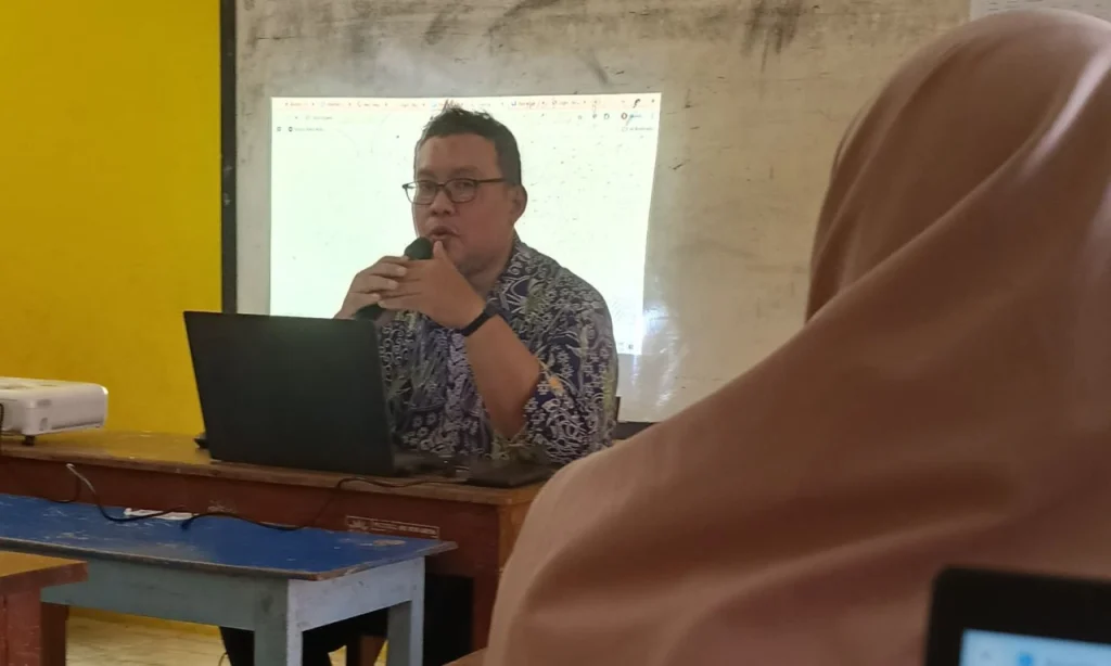SD Muhammadiyah Manyar Berbagi Ilmu Teknologi Informasi di MI Al-Islamiyah