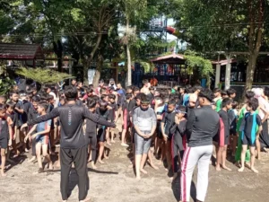 Siswa Sekolah Kreatif SD Muhammadiyah 2 Tulangan Asah Kemampuan Renang Pasca Sumatif Akhir Semester 1