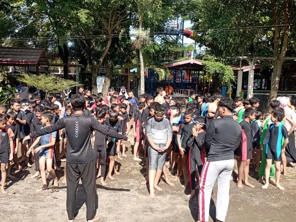 Siswa Sekolah Kreatif SD Muhammadiyah 2 Tulangan Asah Kemampuan Renang Pasca Sumatif Akhir Semester 1