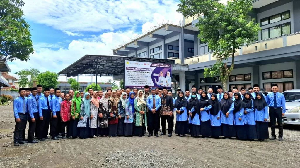 SMA Muha Genteng Sambut Hangat Rombongan Guru SMAS Ibrahimy Wongsorejo