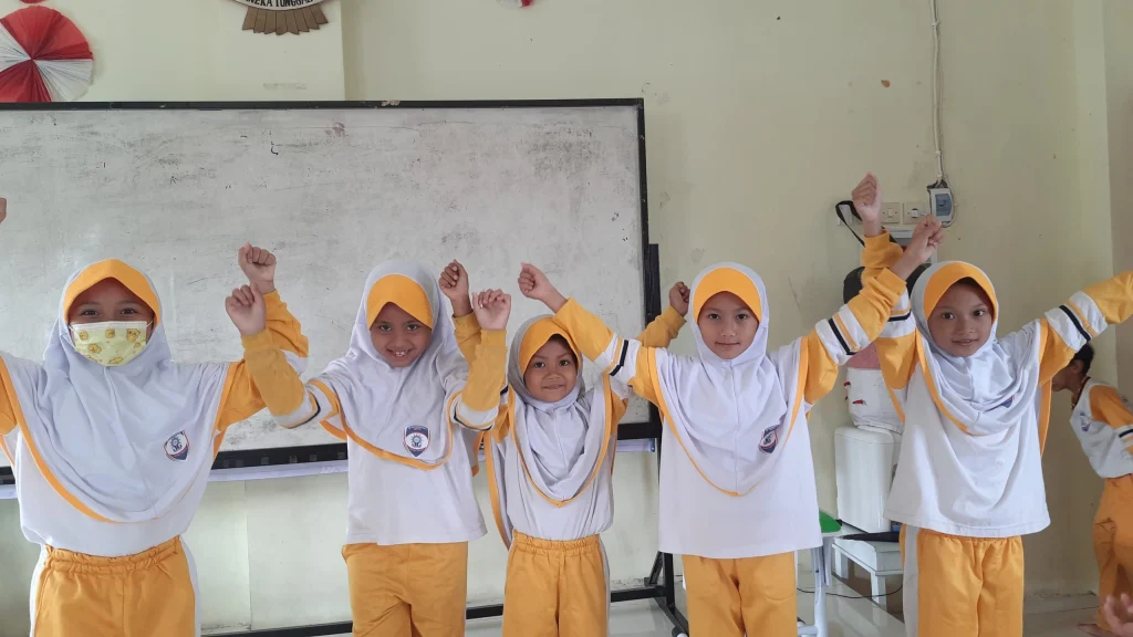 Keseruan Lomba Estafet di Classmeeting SD Muhammadiyah 1 Paiton
