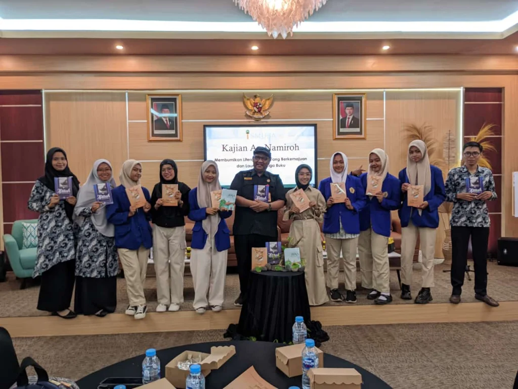 Siswi SMKS Muhi Terbitkan Novel dan Kumcer