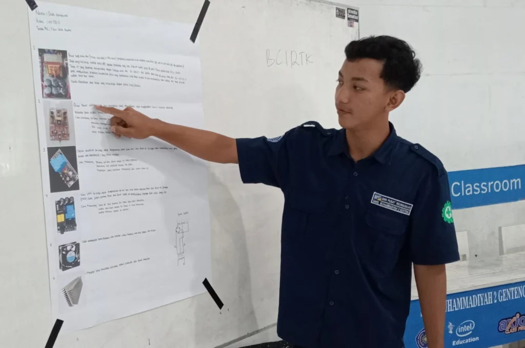 Siswa SMK Muda Genteng Jalani Uji Presentasi PKL
