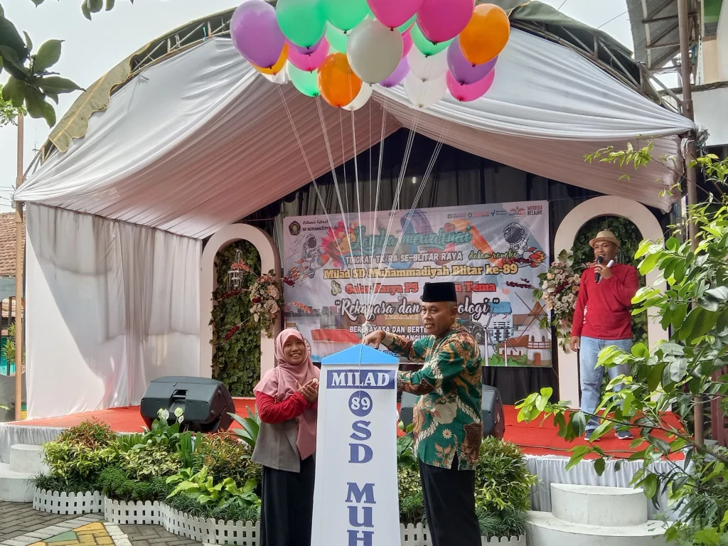SD Muhammadiyah Kota Blitar Lepas Balon Harapan untuk Semarakkan Milad Ke-89