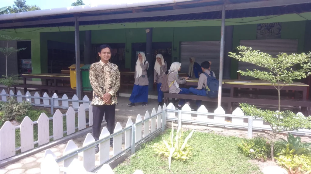 Menyongsong Sekolah Unggul SMA Muha Rias Halaman Kantin dengan Membangun Taman