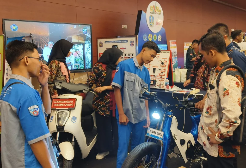 Sepeda Motor Listrik MS3000 Karya SMK Muda Genteng Tampil di Expo dan Exposes SMK Jatim 2024
