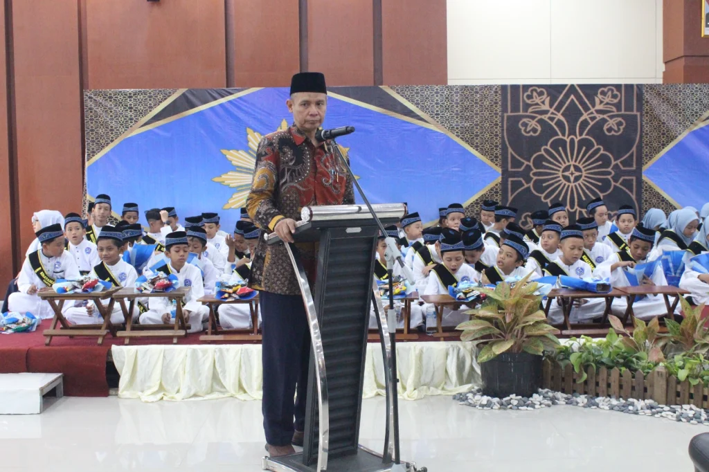 Abdul Haris Sampaikan Pesan Penting untuk Orang Tua di Wisuda Al Quran SD Mupat