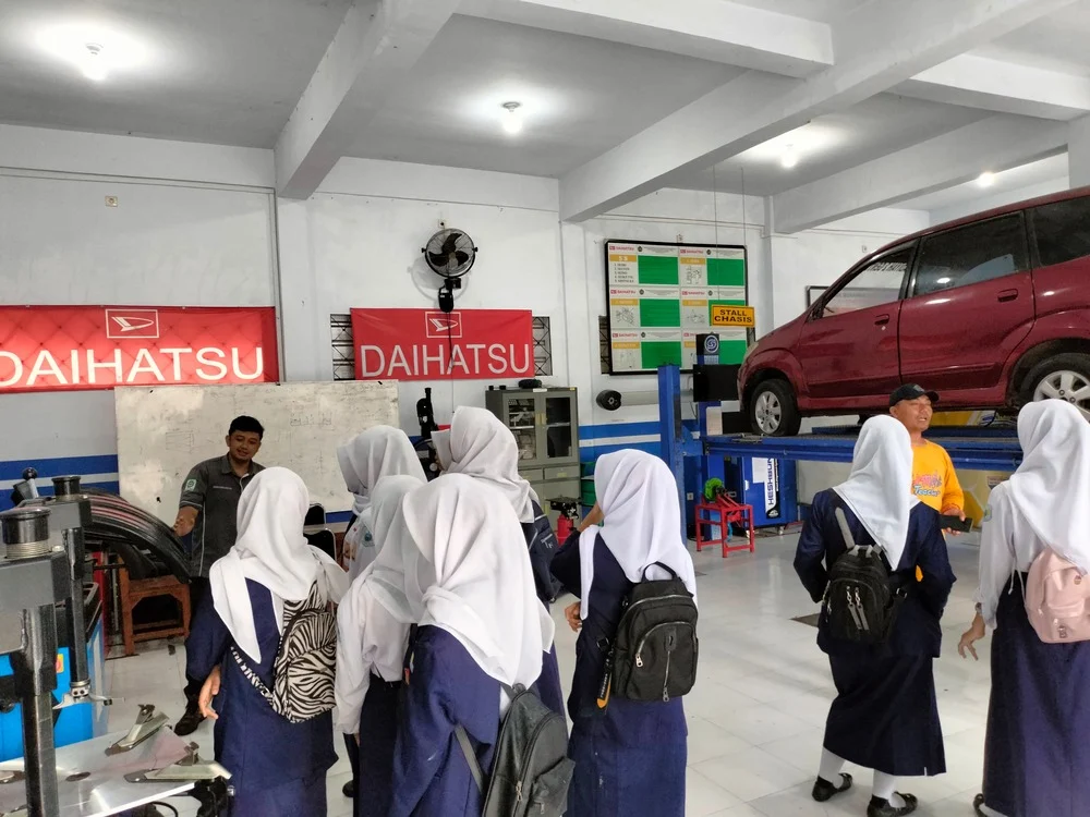 Cuaca Hujan Tak Surutkan Langkah Siswa SMP Adakan Wisata Edukasi ke SMK Muda Genteng