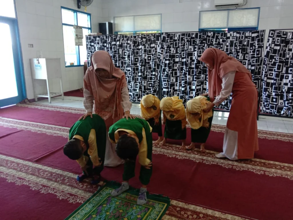 Langsung Praktik, Siswa TK Aisyiyah 49 Griya Kencana Dikenalkan Bacaan Sesuai HPT