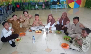 SD Muhammadiyah Kota Blitar Menggelar Cooking Class Hari Kedua untuk Kelas Bawah