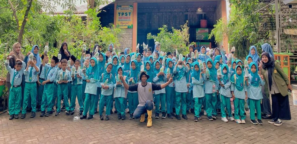 74 Siswa SD Aisyiyah Nganjuk Belajar Kelola Sampah di TPST Kartoharjo