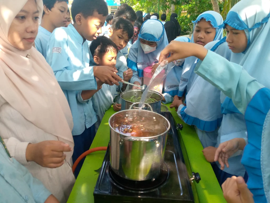 Pengusaha Sinom dan Jamu Bonagung Datang Ke SD Al Kautsar