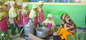 Peringatan Hari Ibu, TK ABA 28 Karangsemanding Bikin Pentol Bersama Mama