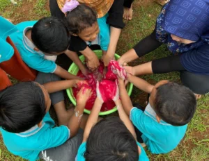 Logika Kids Gelar Outbound Stimulasi Taktil Di Lapangan Tlogo Ploso Payaman