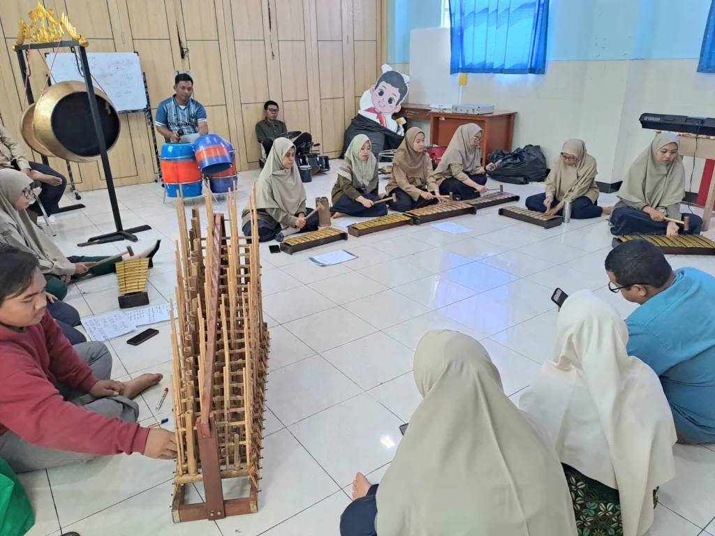 Mengintip Keseruan Latihan Musik Patrol Guru-Karyawan Songsong Resepsi Milad SD Muhlas Ke-57